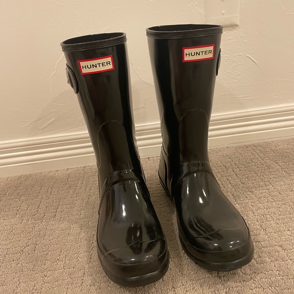Hunter short gloss rain boots. Only worn a few times.